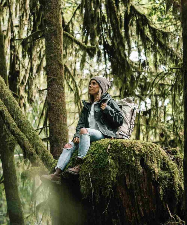 Recycelter, fair produzierter und gewachster Rucksack mit extra Fach in weiß mit beigen Bändern